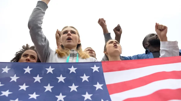 宇佐国旗を掲揚し スローガン 反乱を唱える活動的な市民 — ストック写真