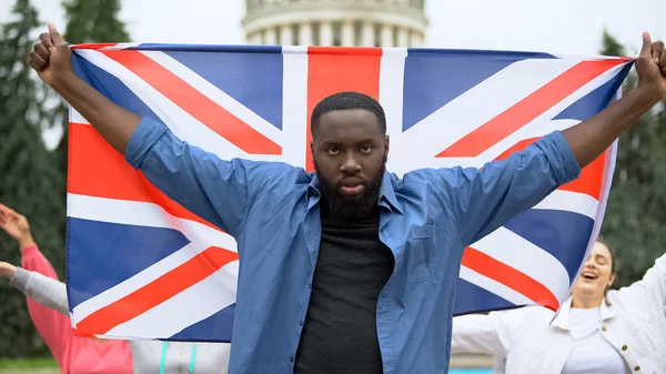 Homme Noir Colère Hissant Drapeau Grande Bretagne Protestation Contre Brexit — Photo