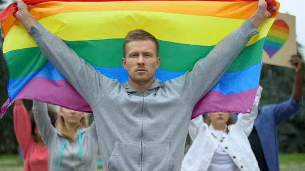 Knappe Man Met Regenboogvlag Temidden Van Demonstranten Voor Homorechten Lgbt — Stockfoto