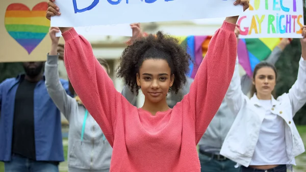 Manifestantes Segurando Cartazes Protegendo Direitos Lgbt Reúnem Centro Cidade — Fotografia de Stock