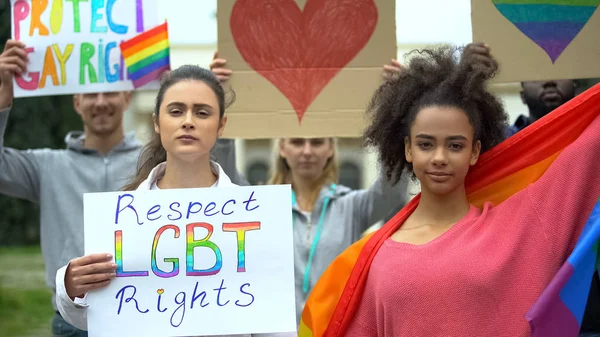 Groep Mensen Die Regenboogvlaggen Hijsen Affiches Voor Lgbt Rechten Gendergelijkheid — Stockfoto