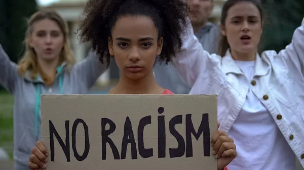 Menina Afro Americana Segurando Nenhum Sinal Racismo Ativistas Cantando Slogan — Fotografia de Stock