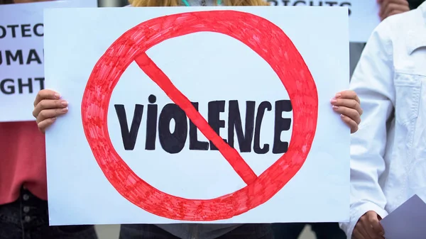 Натовп Плакатами Скандують Стоп Насилля Гасла Домашнє Насильство Права Людини — стокове фото