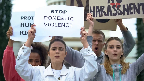 Толпа Скандирует Лозунги Домашнем Насилии Размахивая Баннерами Права Человека — стоковое фото