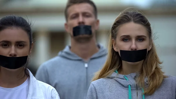 Crowd Demonstrating Taped Mouth March Silence Police Brutality — Stock Photo, Image