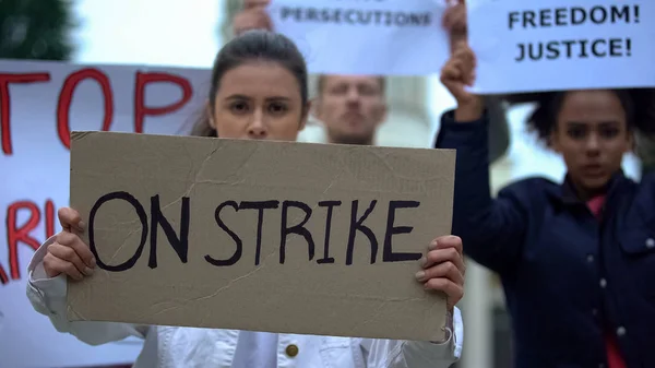 Lidé Mávající Prapory Stávky Ochrana Práv Zaměstnanců Pracovní Podmínky — Stock fotografie