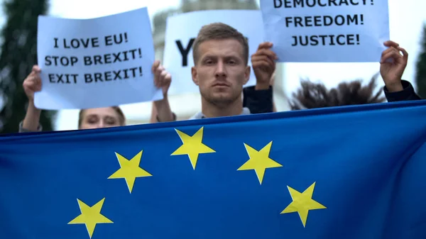 Nuorella Miehellä Euroopan Unionin Lippu Aktivisteilla Vapauden Iskulauseita Taustalla — kuvapankkivalokuva