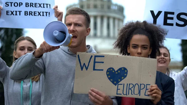 Megafonilla Laulavat Aktivistit Rakastavat Rajatonta Eurooppaa Muuttoliikekriisiä — kuvapankkivalokuva