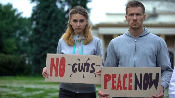 Jovens Com Slogans Para Paz Mundial Contra Arma Nuclear Terrorismo — Fotografia de Stock