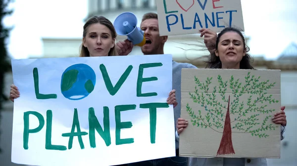 Młodzi Ludzie Śpiewają Slogany Ekologii Planety Problemach Wylesianiem — Zdjęcie stockowe