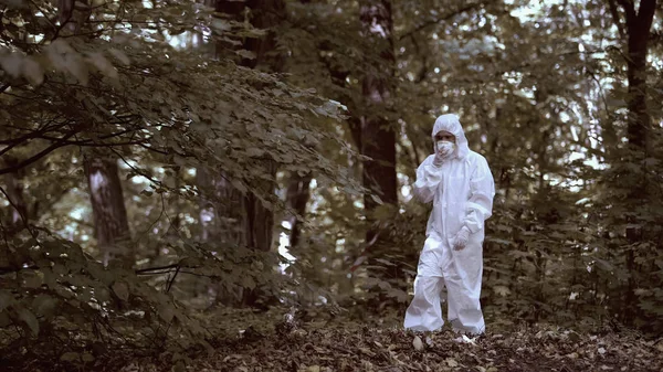Kvinnelig Økolog Som Går Forlatt Skog Analyserer Miljøendringer Fare – stockfoto