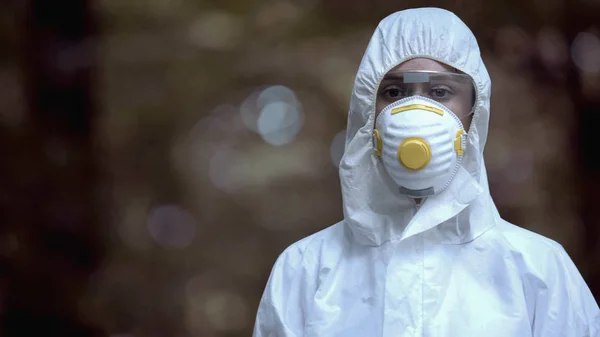 Vrouwelijke Wetenschapper Beschermend Uniform Masker Kijkend Naar Camera Template — Stockfoto