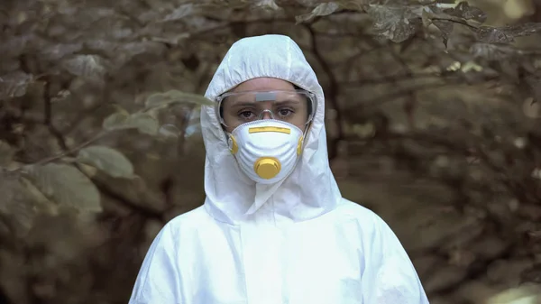 Química Femenina Uniforme Protector Máscara Mirando Cámara Ocupación — Foto de Stock