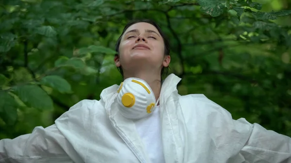 緑の森の中で無料の女性の呼吸 保護制服を脱いだ 空気の品質 — ストック写真