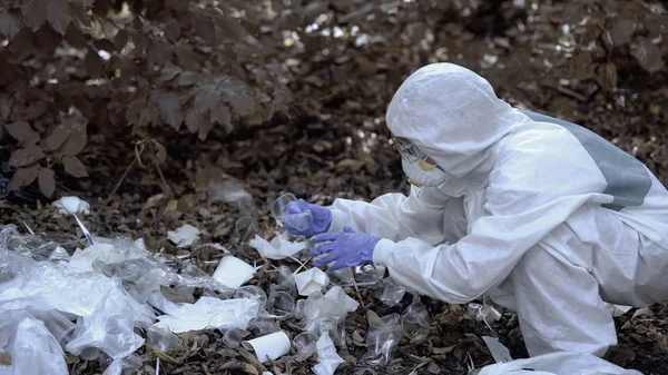 Koruyucu Giysiler Içinde Plastik Bardakta Kırışıyor Kirliliği Inceliyor — Stok fotoğraf