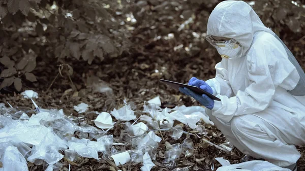 Investigador Mirando Vertedero Plástico Analizando Nivel Contaminación Ambiental —  Fotos de Stock