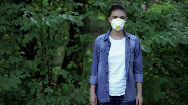 Mulher Jovem Máscara Protetora Futuro Tóxico Poluição Atmosférica Ecologia — Fotografia de Stock