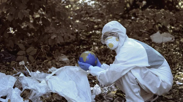 Chercheur Trouver Planète Terre Déchets Plastiques Préservation Nature Écosystème — Photo