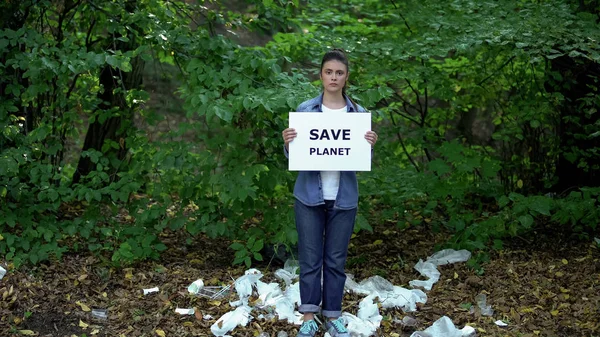 Bekymret Kvinne Holder Signere Deponering Vandrende Skoger Plastsøppel – stockfoto
