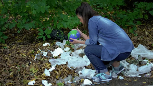 Vårdande Ung Kvinna Tar Jorden Planeten Från Plast Deponi Skog — Stockfoto