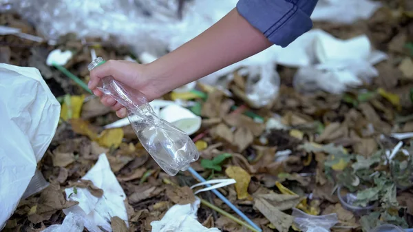 Kvinna Hand Vittring Plastflaska Avfallsmaterial Föroreningar Minska Ekologi — Stockfoto