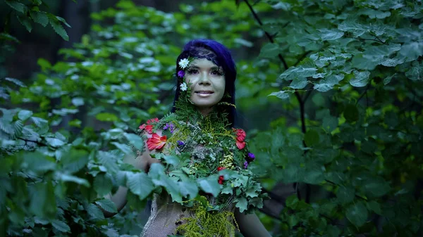 Metsä Nymfi Puiden Keskuudessa Etsivät Kamera Luonto Henki Mytologia Kevät — kuvapankkivalokuva