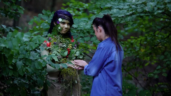 Nuori Nainen Kokous Äiti Maa Metsässä Luonto Yhtenäisyys Turvallinen Ympäristö — kuvapankkivalokuva