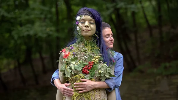 若い女性の巨大な地球の母 自然平和 環境調和 — ストック写真