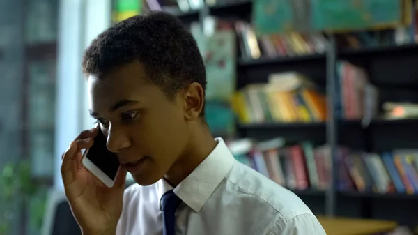 Inteligente Masculino High Schooler Falando Smartphone Biblioteca Academia Comunicação — Fotografia de Stock