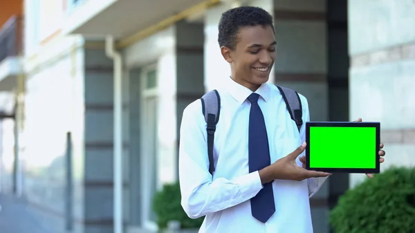 Smiling Afro American Teen Student Showing Presentation Green Screen Tab — ストック写真