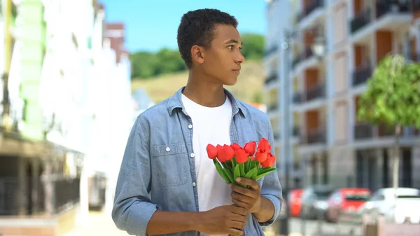 Нервовий Молодий Чоловік Букетом Тюльпанів Чекає Дівчину Вулиці Перше Побачення — стокове фото