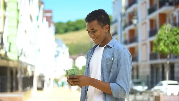 Lykkelig Afro Amerikansk Tenåring Som Teller Euro Glad Handle Inntekt – stockfoto