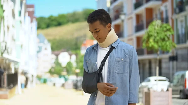 Üzücü Melez Genç Adam Sünger Boyunluk Kol Askısı Takmış Kamera — Stok fotoğraf