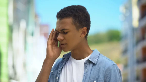 Perturbado Mestiço Masculino Sofrendo Terrível Enxaqueca Livre Tocando Templos — Fotografia de Stock