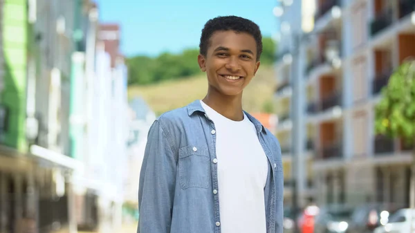 Inspirado Mestiço Mestiço Millennial Masculino Sorrindo Para Câmera Rua Cidade — Fotografia de Stock