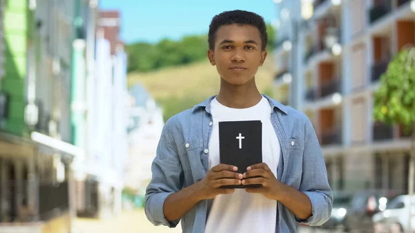 Έφηβος Χριστιανός Κρατώντας Την Αγία Γραφή Κοντά Στην Καρδιά Πίστη — Φωτογραφία Αρχείου