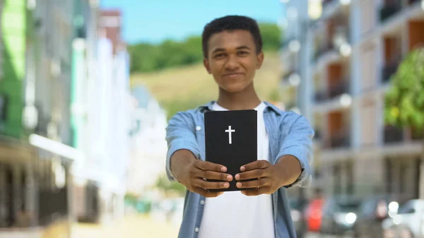 Lykkelig Afroamerikansk Gutt Som Viser Hellig Bibel Kamera Smiler Religion – stockfoto