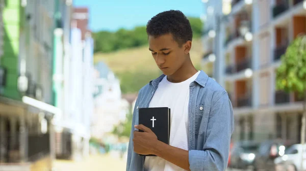 Fiel Mestiço Adolescente Masculino Olhando Para Bíblia Sagrada Mãos Religião — Fotografia de Stock
