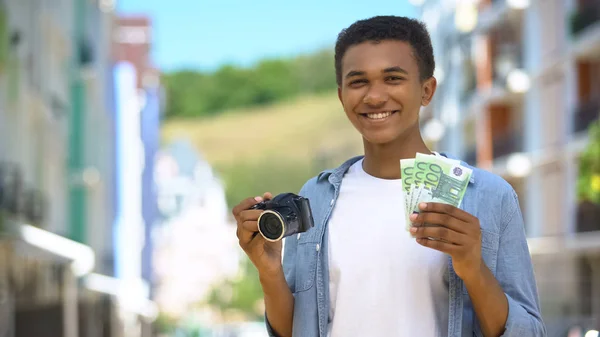 Tenåringsfotograf Med Kamera Med Euro Smilende Førsteinntekt Hobby – stockfoto