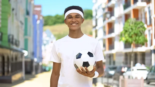 Munter Tenåringssportsmann Med Ball Smil Inspirasjon Hobby – stockfoto