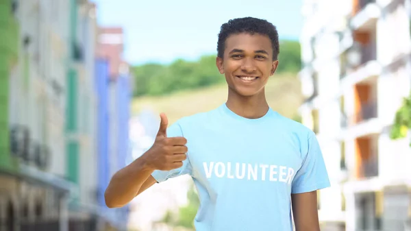 Joyeux Adolescent Afro Américain Bénévole Montrant Les Pouces Levés Souriant — Photo