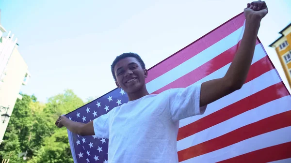 Adolescente Birracial Animado Segurando Bandeira Nacional Dos Eua Sorrindo Dia — Fotografia de Stock