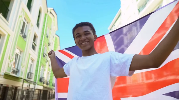 Feliz Mestiço Jovem Segurando Bandeira Britânica Sorrindo Feriado Nacional — Fotografia de Stock