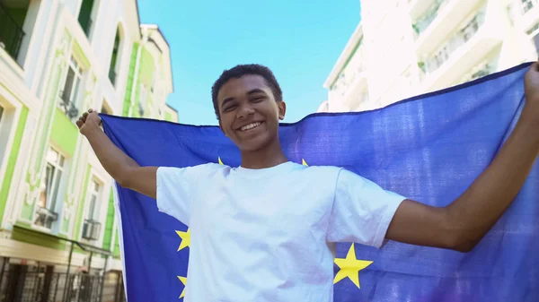 Joven Alegre Raza Mixta Con Bandera Unión Europea Aire Libre — Foto de Stock