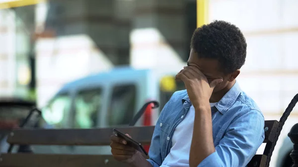 Emocionální Teenager Vyšilovat Ztrátě Line Smartphone Hry Závislost — Stock fotografie