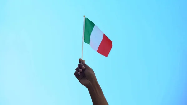 Persoon Met Vlag Van Italië Hemelachtergrond Patriottisme Vrijheid Close — Stockfoto