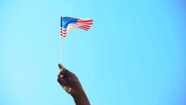 Persona Che Tiene Bandiera Degli Stati Uniti Sullo Sfondo Del — Foto Stock