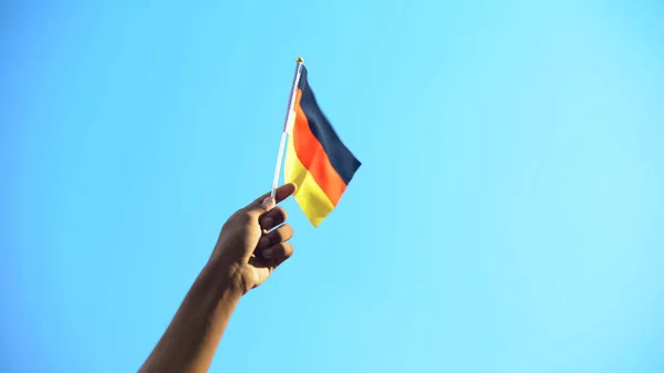 Человек Держащий Флаг Германии Фоне Неба Патриотизм Свобода Крупный План — стоковое фото