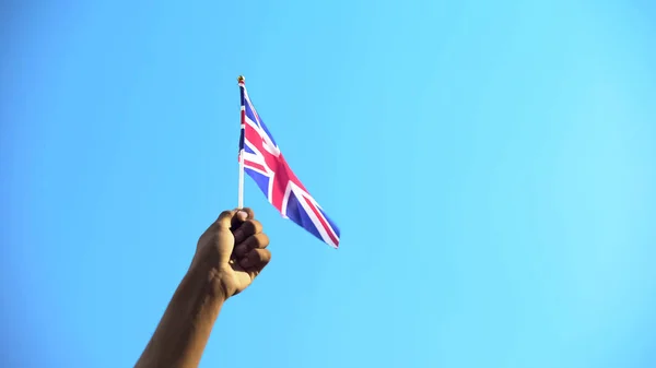 Pessoa Segurando Bandeira Reino Unido Fundo Céu Patriotismo Close — Fotografia de Stock