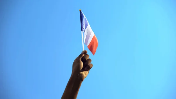 Person Der Har Fransk Flag Himmelbaggrund Patriotisme Frihed Nærbillede - Stock-foto